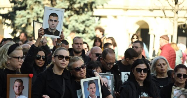 Илјадници протестираат пред судењето за најсмртоносниот пожар во историјата на Северна Македонија