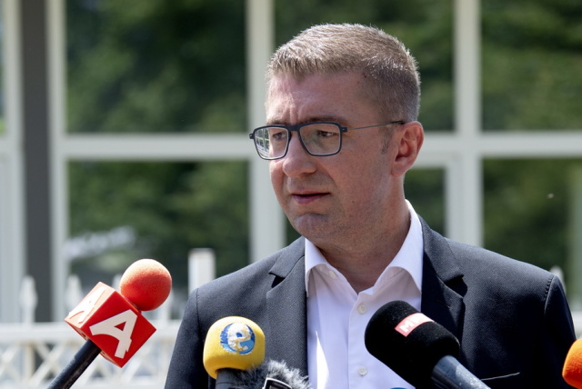 Мицкоски: Нема да се повлечеме ни милиметар пред Бугарија