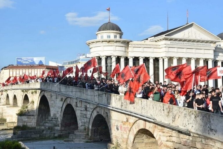 Северна Македонија: Албанските студенти протестираат во Скопје за употреба на својот мајчин…