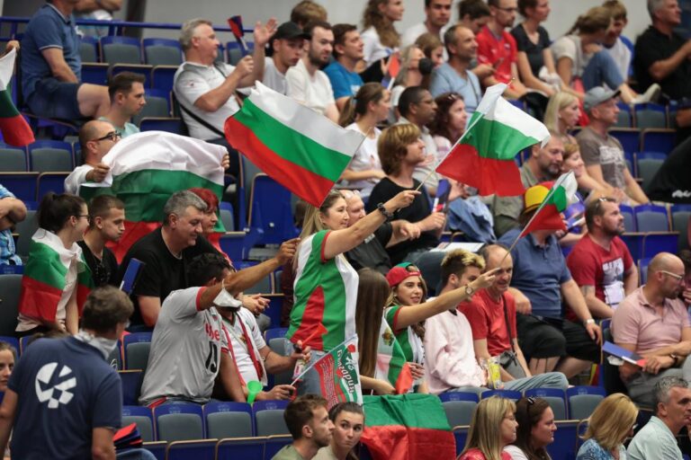 Бугарија успешно го започна својот настап на Европското првенство на домашен терен.